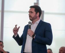 Ratinho Junior sanciona nova lei e mulheres vítimas de violência receberão auxílio do Estado