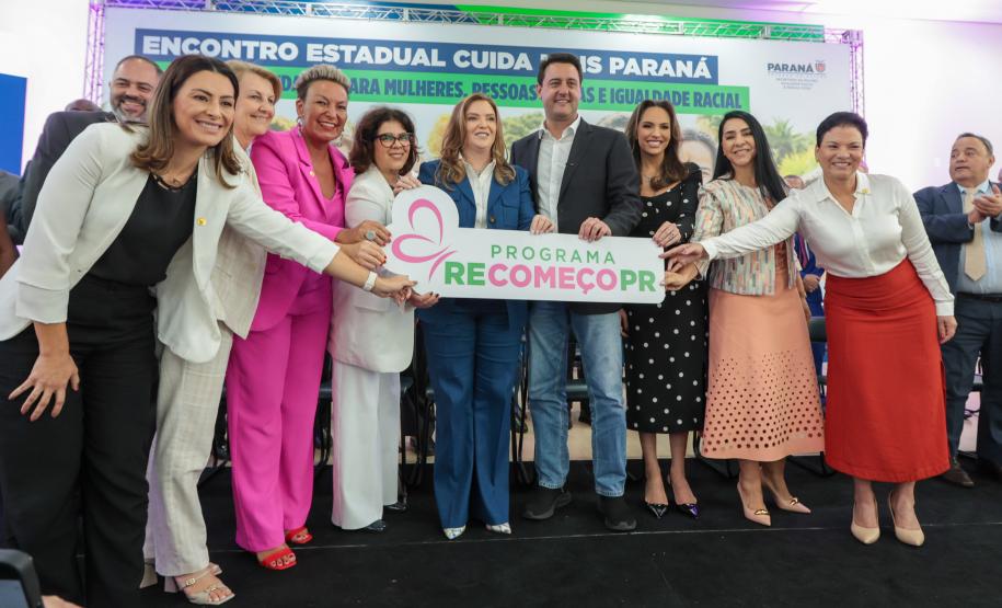 Ratinho Junior sanciona nova lei e mulheres vítimas de violência receberão auxílio do Estado