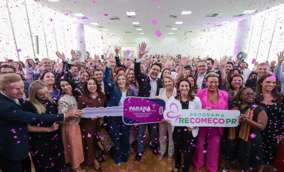 Ratinho Junior sanciona nova lei e mulheres vítimas de violência receberão auxílio do Estado