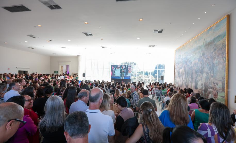 Ratinho Junior sanciona nova lei e mulheres vítimas de violência receberão auxílio do Estado